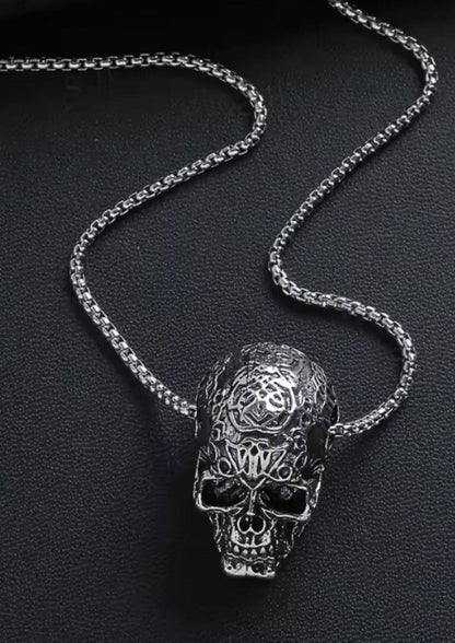 Silberne Totenkopfkette mit aufwendigen Blumenmustern und einer langen Kette.