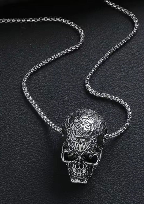 Silberne Totenkopfkette mit aufwendigen Blumenmustern und einer langen Kette.