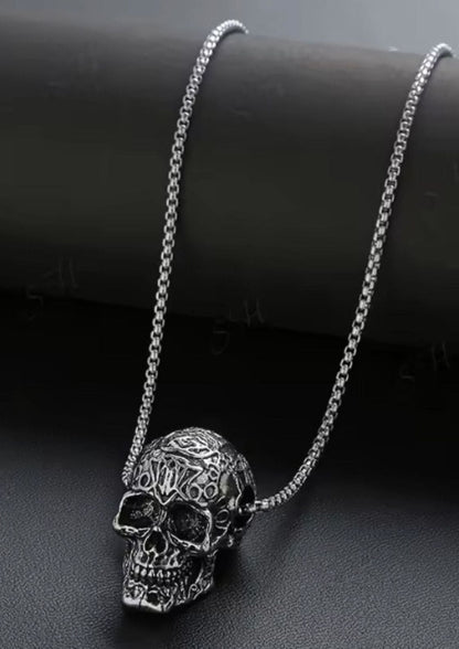 Silberne Totenkopfkette mit aufwendigem Design