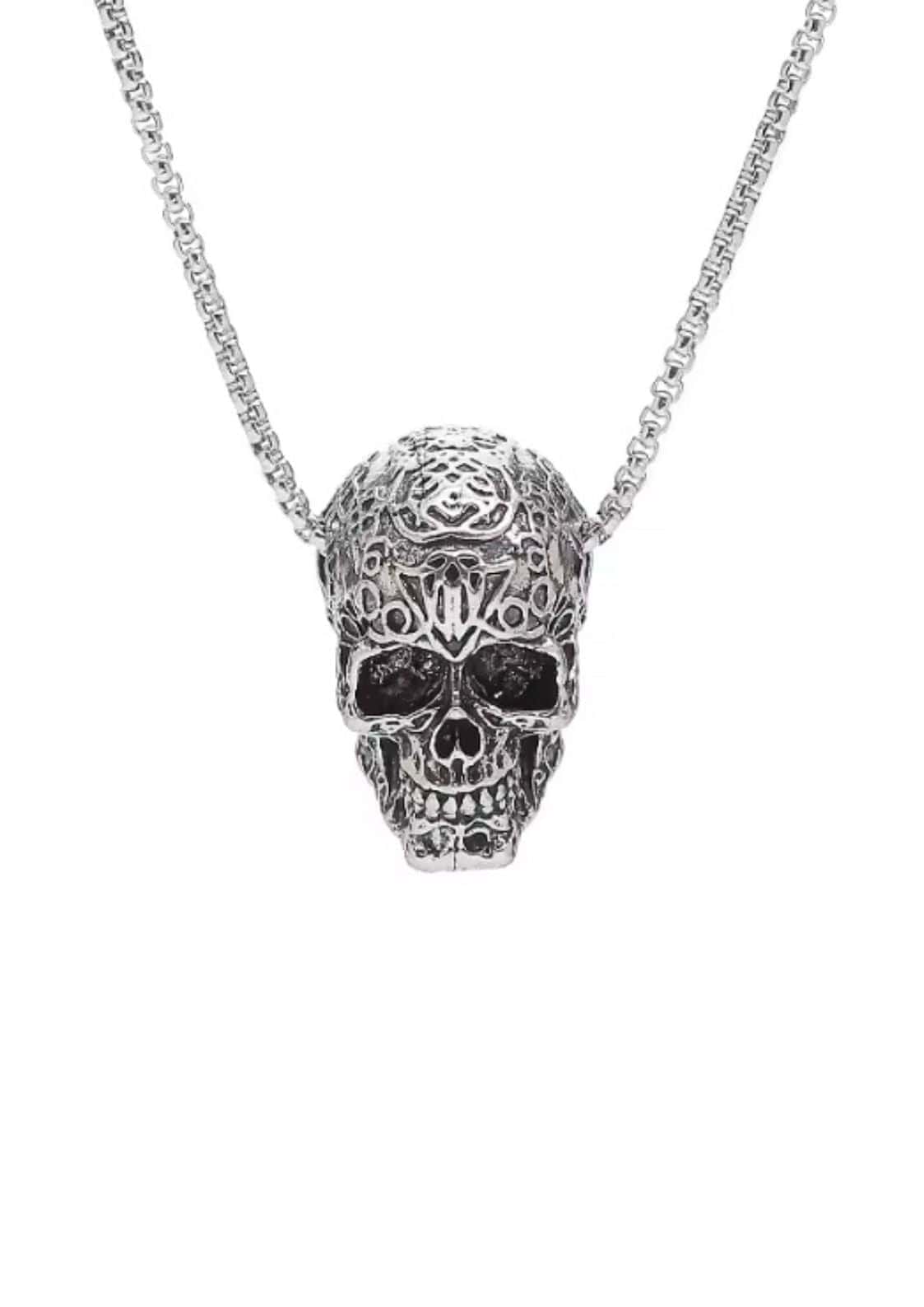 Silberne tattoo skull halskette mit filigranem gothic design und rosenmotiv für horror fans