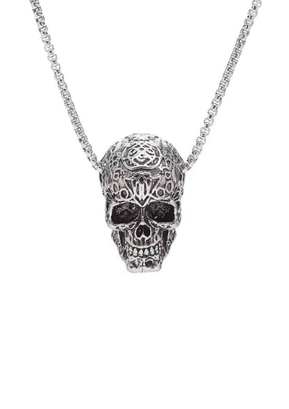 Silberne tattoo skull halskette mit filigranem gothic design und rosenmotiv für horror fans