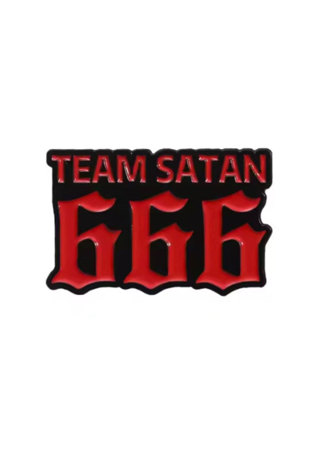 Eine schwarz-rote Emaille-Anstecknadel ’Team Satan 666’’.
