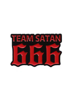 Eine schwarz-rote Emaille-Anstecknadel ’Team Satan 666’’.
