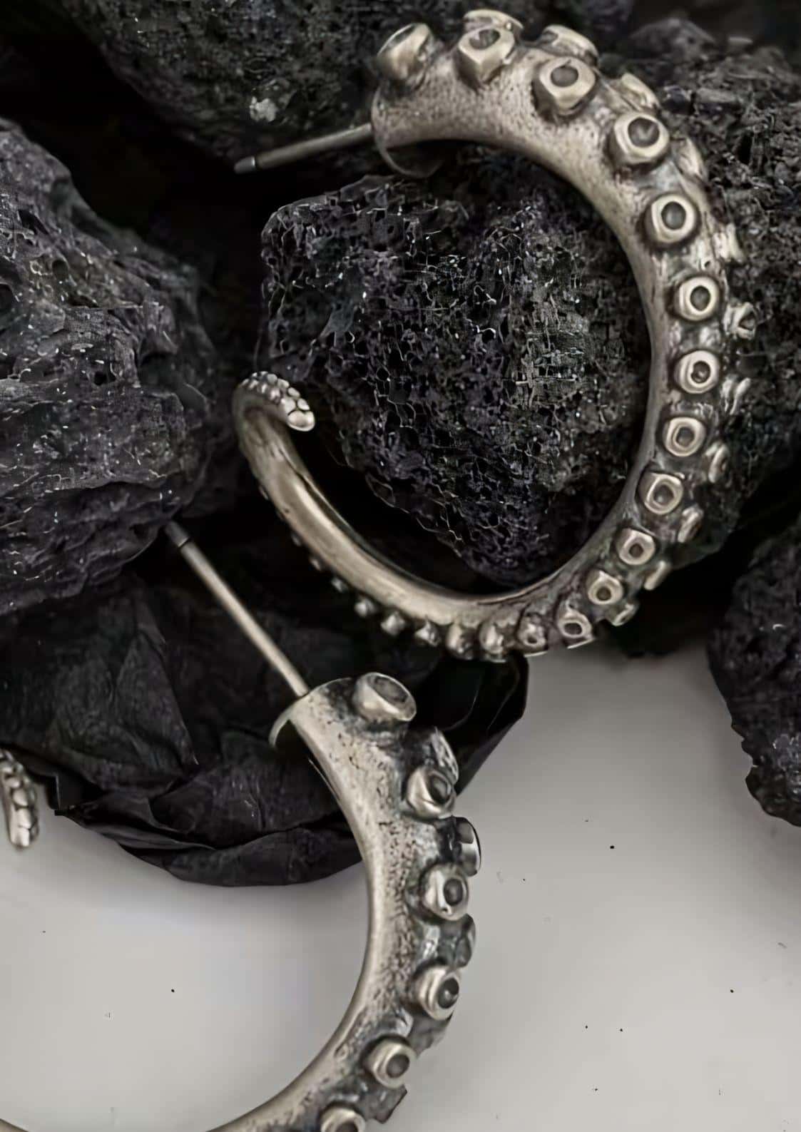 Silberne tentacle ohrringe mit texturierten saugnäpfen und metallischem finish für gothic und dark fashion style