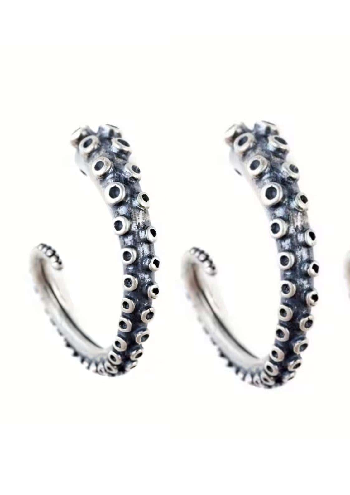 Silberne tentakel-ohrringe aus metall mit detaillierten saugnäpfen ideal für gothic kleidung und horror styles