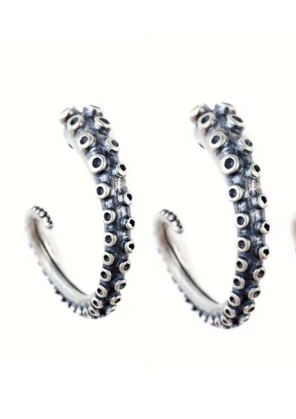 Silberne tentakel-ohrringe aus metall mit detaillierten saugnäpfen ideal für gothic kleidung und horror styles