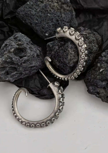 Silberne tentacle ohrringe mit texturiertem, segmentiertem design ideal für gothic und dark fashion styles