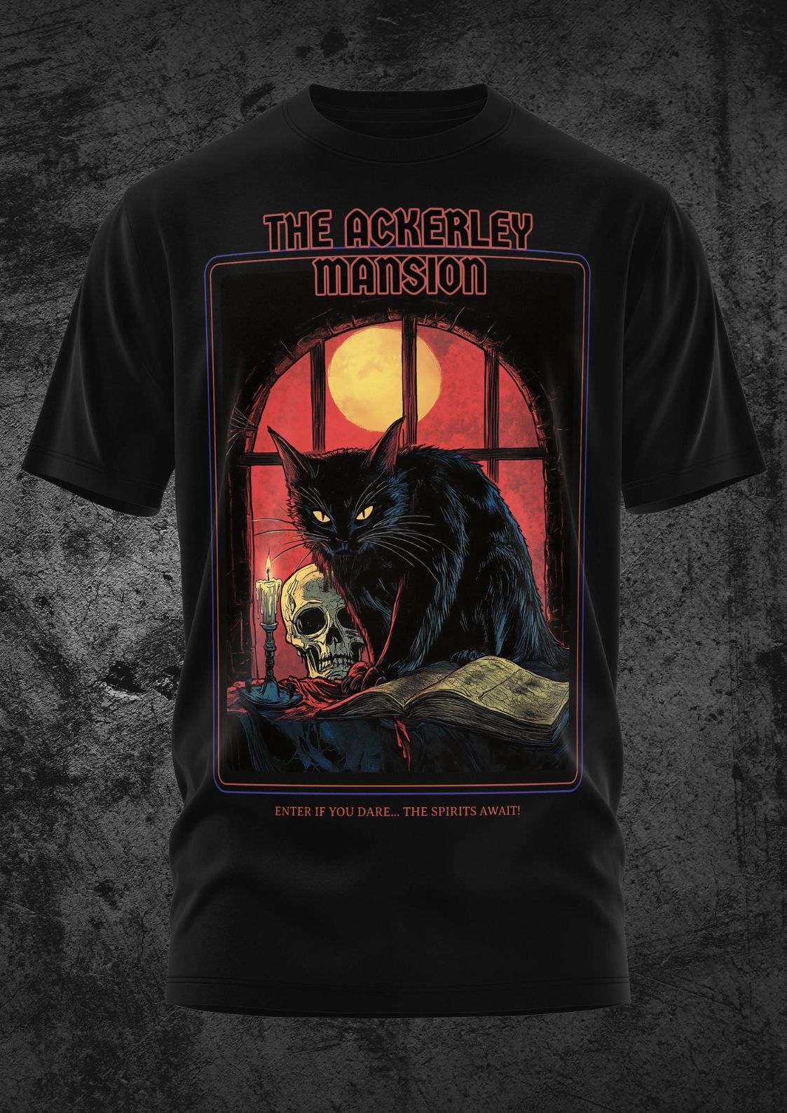 Ein schwarzes T-Shirt mit dem gruseligen Motiv einer schwarzen Katze, eines Totenkopfs und eines offenen Buches vor einem gotischen Fenster, mit dem Text ’THE ACKERLEY MANSION’ und ’ENTER IF YOU DARE... DIE GEISTER ERWARTEN DICH!’.