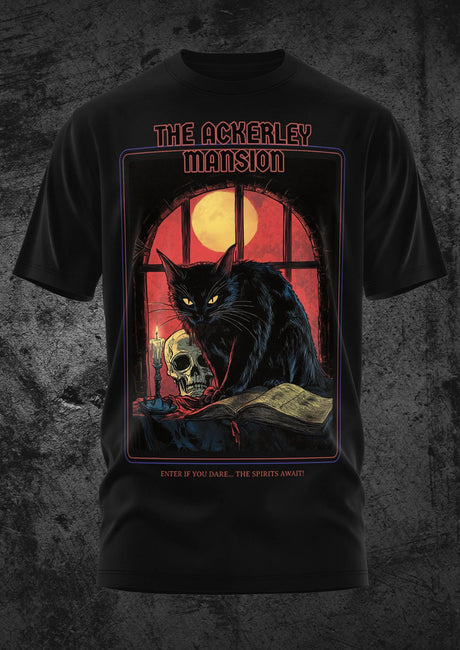 Ein schwarzes T-Shirt mit dem gruseligen Motiv einer schwarzen Katze, eines Totenkopfs und eines offenen Buches vor einem gotischen Fenster, mit dem Text ’THE ACKERLEY MANSION’ und ’ENTER IF YOU DARE... DIE GEISTER ERWARTEN DICH!’.