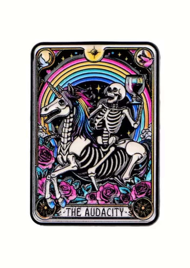 The audacity pin zeigt eine kunstvolle gestaltung mit düsterer symbolik und farbenfrohem detailreichtum