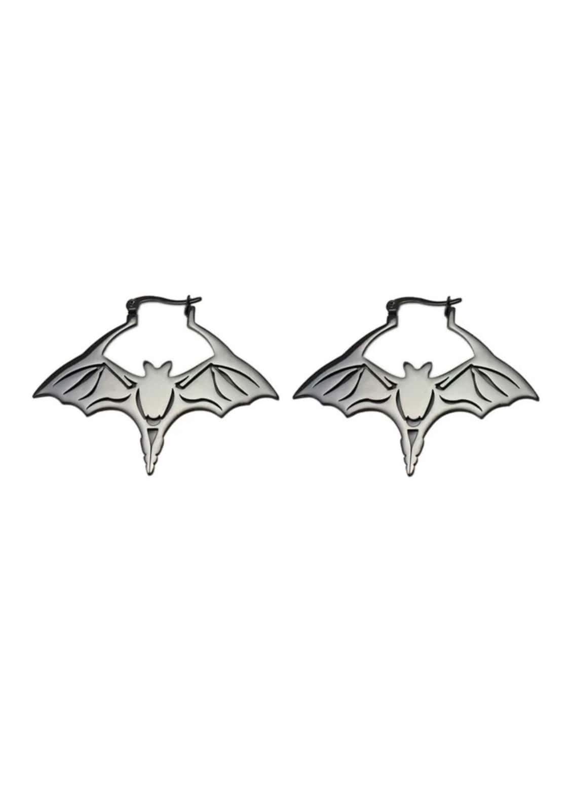 Silberne bat black ohrringe in fledermausform mit detaillierten flügelmustern aus metall