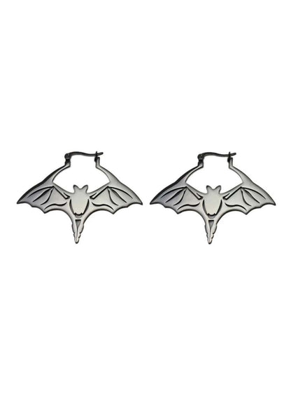 Silberne bat black ohrringe in fledermausform mit detaillierten flügelmustern aus metall