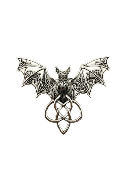 Silberne Fledermausbrosche mit aufwendigem keltischen Knotendesign und Flügeln.