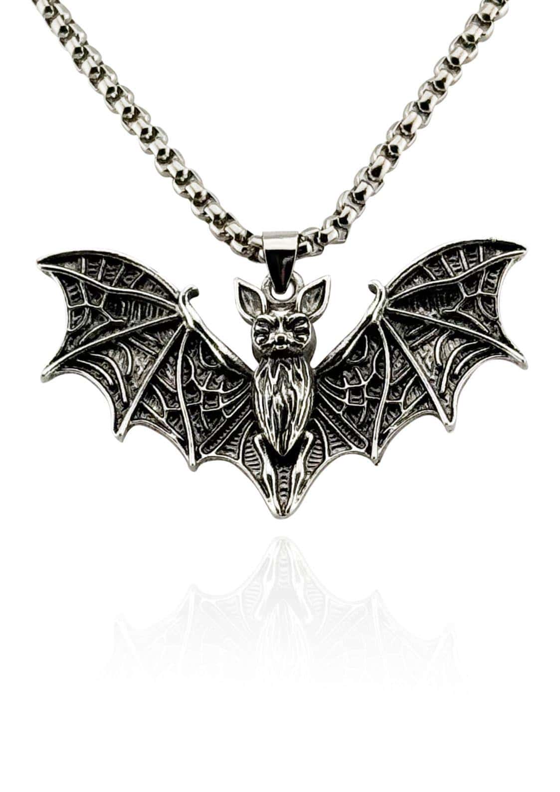 Silberne the bat halskette mit kunstvollem flügeldetail und bartgesicht im gotischen horror stil