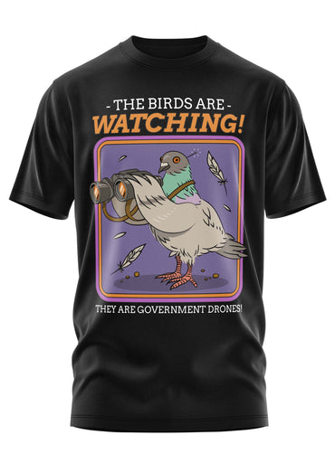 Schwarzes kurzarmshirt mit cartoon-taube und text die vögel beobachten sie sind government drones bitte gothic horror style
