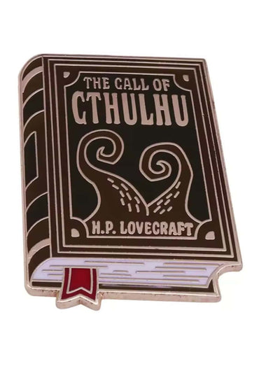 Ein dunkler brauner emaillierter pin in buchform mit dem titel the call of cthulhu von h.p. im gothischen stil