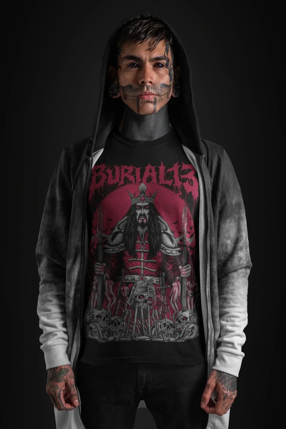 Schwarz-weiße Kapuzenjacke mit Kapuze, langen Ärmeln, abgenutztem Design mit grafischem Druck einer Kriegerfigur in Rot.