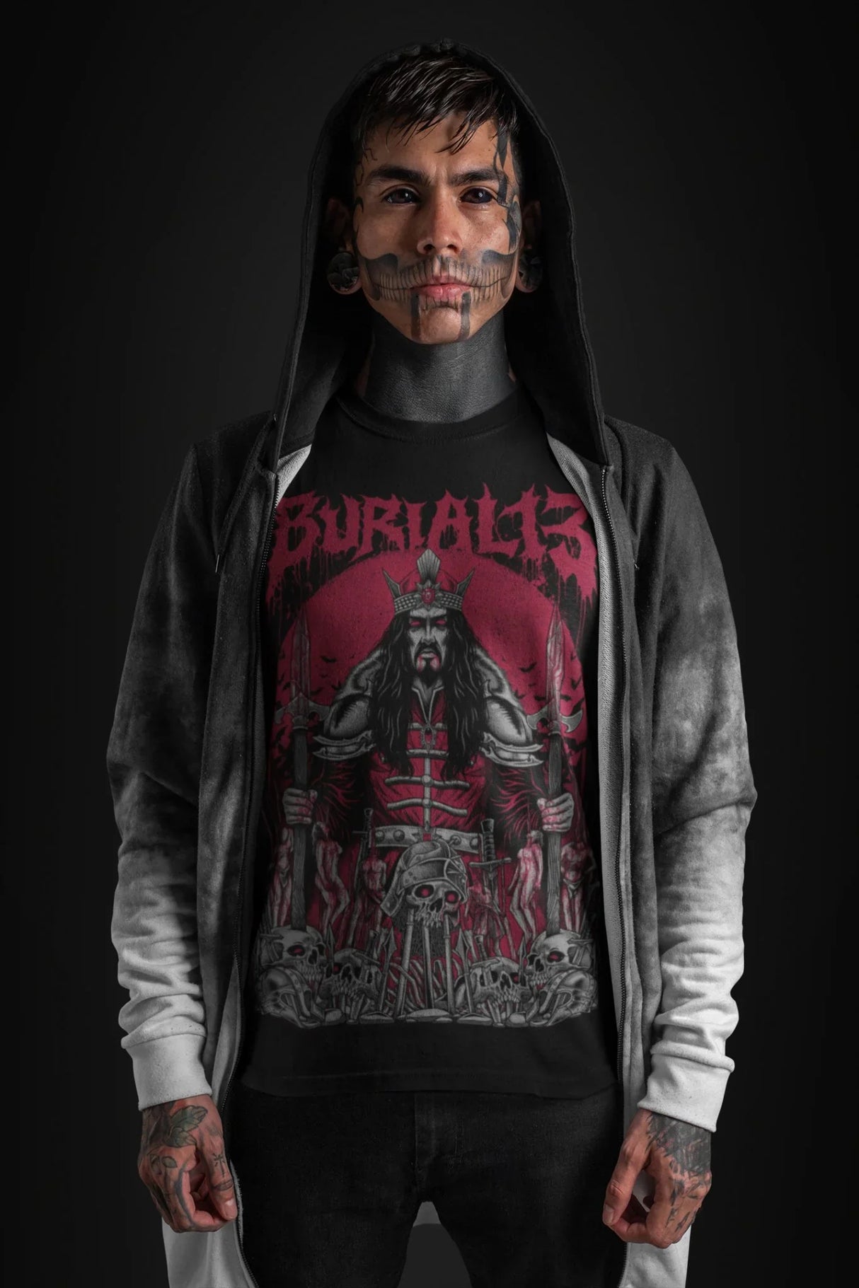 Schwarz-weiße Kapuzenjacke mit Kapuze, langen Ärmeln, abgenutztem Design mit grafischem Druck einer Kriegerfigur in Rot.