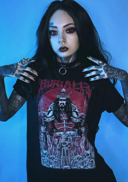 Schwarzes kurzärmeliges T-Shirt mit einem detaillierten grafischen Druck eines gekrönten Kriegers, umgeben von Totenköpfen, und dem Wort ’burials’ in roter Schrift darüber.