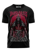 Schwarzes T-Shirt mit Samurai-Design in Rot und Grau, das die Marke „burial13“ prominent anzeigt.