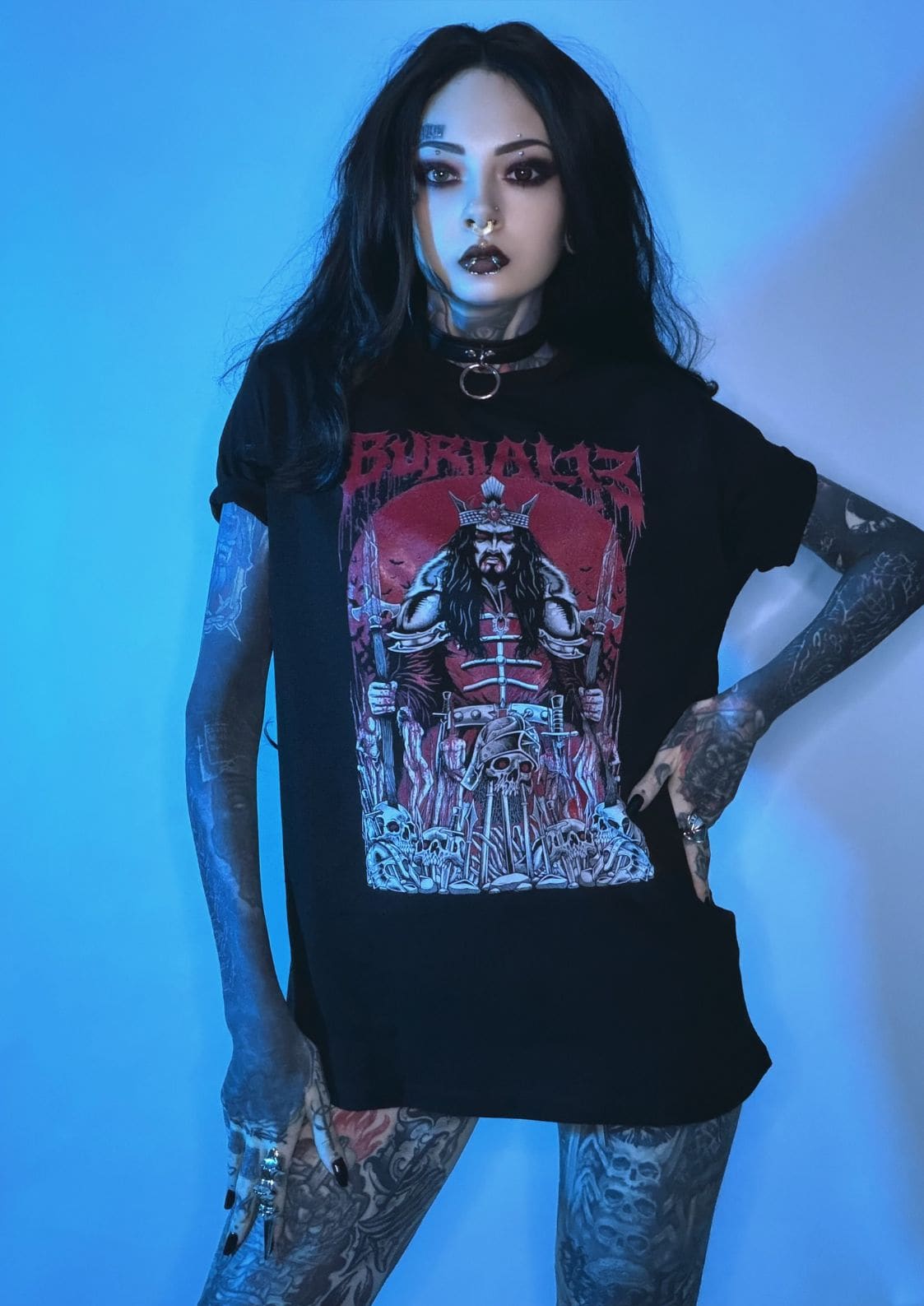 Schwarzes Grafik-T-Shirt mit einer roten und weißen Illustration eines gekrönten Kriegers mit Schädeln an seiner Basis.