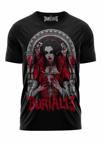 Schwarzes T-Shirt mit rot-weißem Grafikdesign, das eine gotische Figur mit Kelchen zeigt.