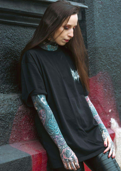 Schwarzes oversized t-shirt mit weißem gothic horror crow grafikprint auf der brust bitte design