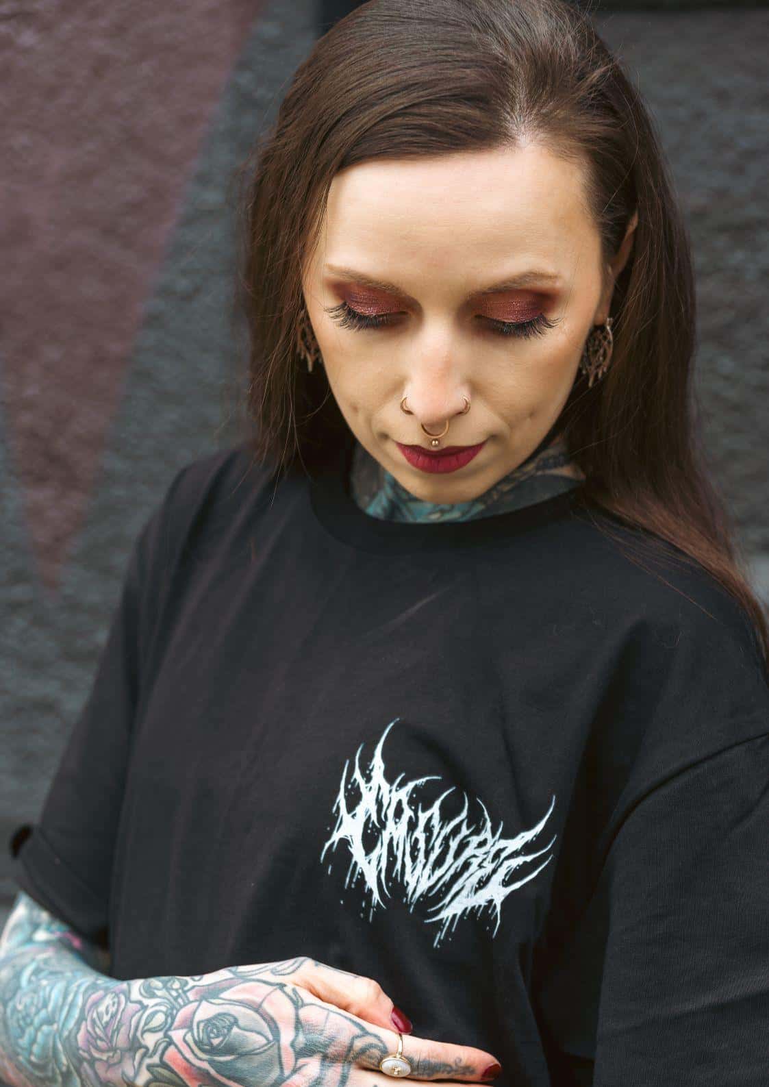 Schwarzes gothic horror t-shirt mit weißem bitte-stil graffiti-schriftzug auf der vorderseite