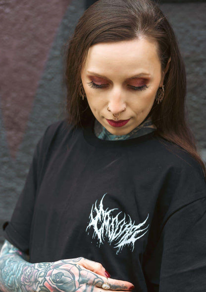 Schwarzes gothic horror t-shirt mit weißem bitte-stil graffiti-schriftzug auf der vorderseite