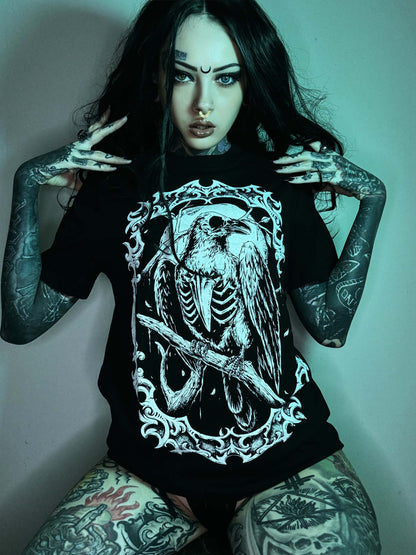 Schwarzes gothic bitte t-shirt mit detaillierter weißer grafik eines krähenskeletts auf einem ast im ornamentrahmen