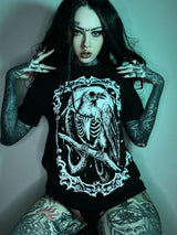Schwarzes T-Shirt mit weißem Raben-Design und Totenkopfmotiv.
