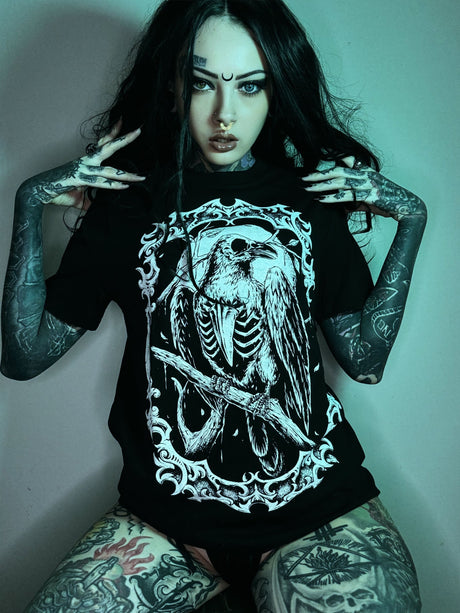 Schwarzes T-Shirt mit weißem Raben-Design und Totenkopfmotiv.
