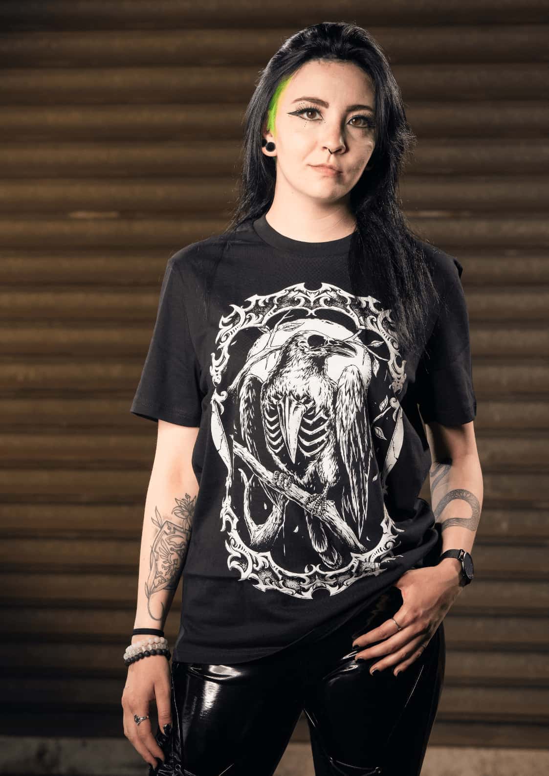 Schwarzes gothic t shirt mit detaillierter weißer grafik eines skelettkrähe auf ast und ornamentalen mustern