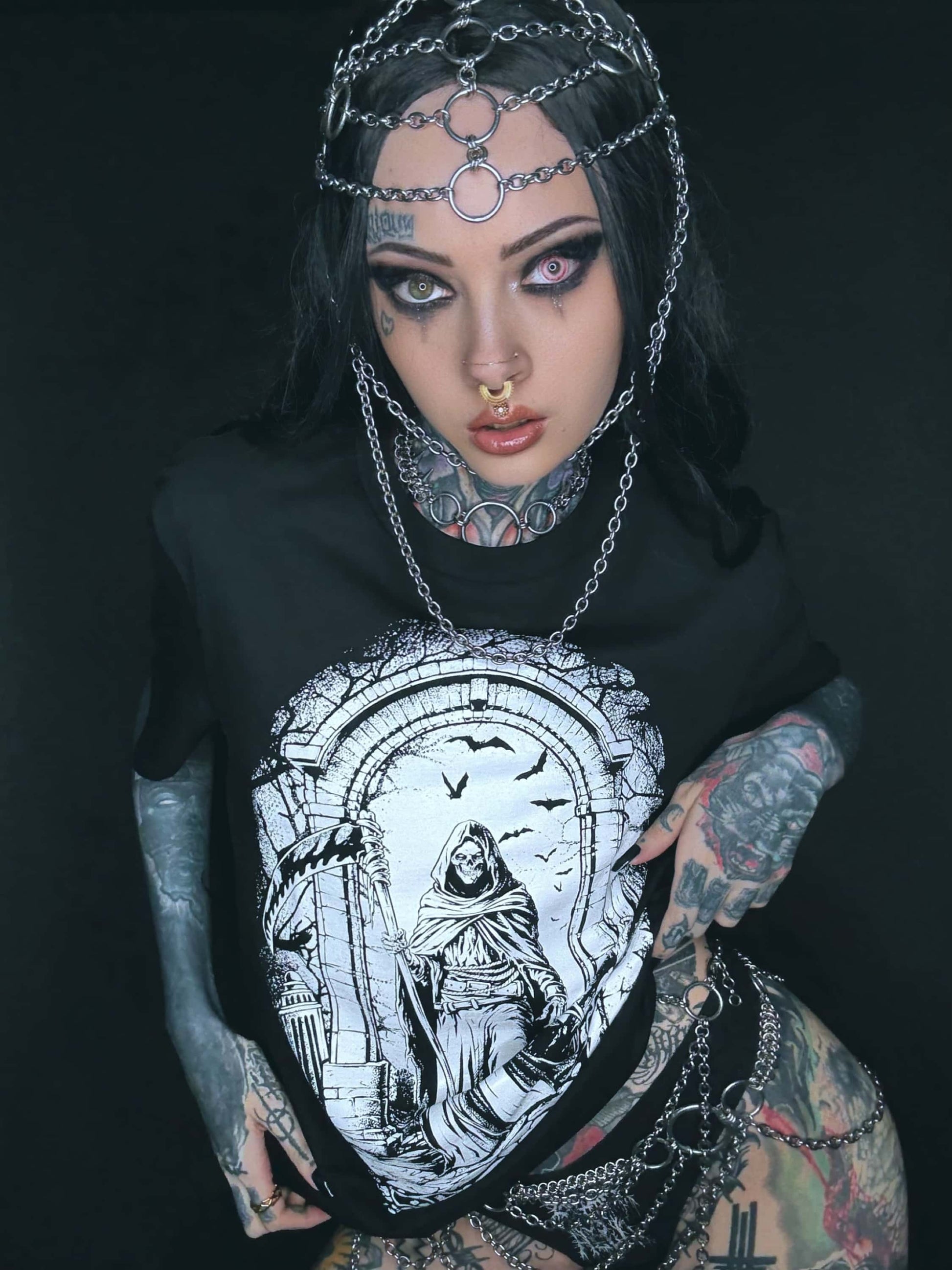 Schwarzes gothic horror t-shirt mit detaillierter schwarz-weißer grafik einer kapuzenfigur im torbogen umgeben von ketten
