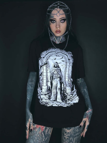 Schwarzes gothic t-shirt mit weißem line-art grafik eines hooded figures in steinbögen mit fliegenden fledermäusen