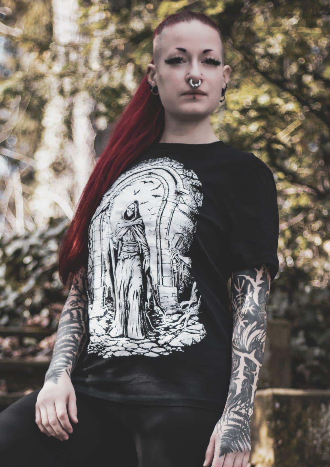 Schwarzes gothic t-shirt mit weißem horror-motiv einer figur in einem bogen umgeben von vögeln bitte death shirt
