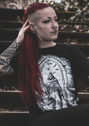 Schwarzes gothic t-shirt mit weißem horror motiv grim reaper unter steinbogen und fledermäusen für bitte fans