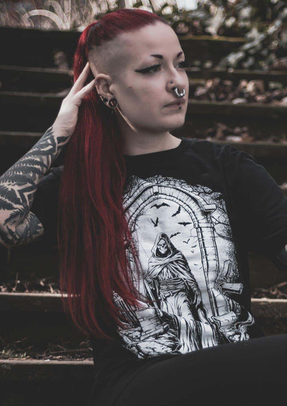 Schwarzes gothic t-shirt mit weißem horror motiv grim reaper unter steinbogen und fledermäusen für bitte fans