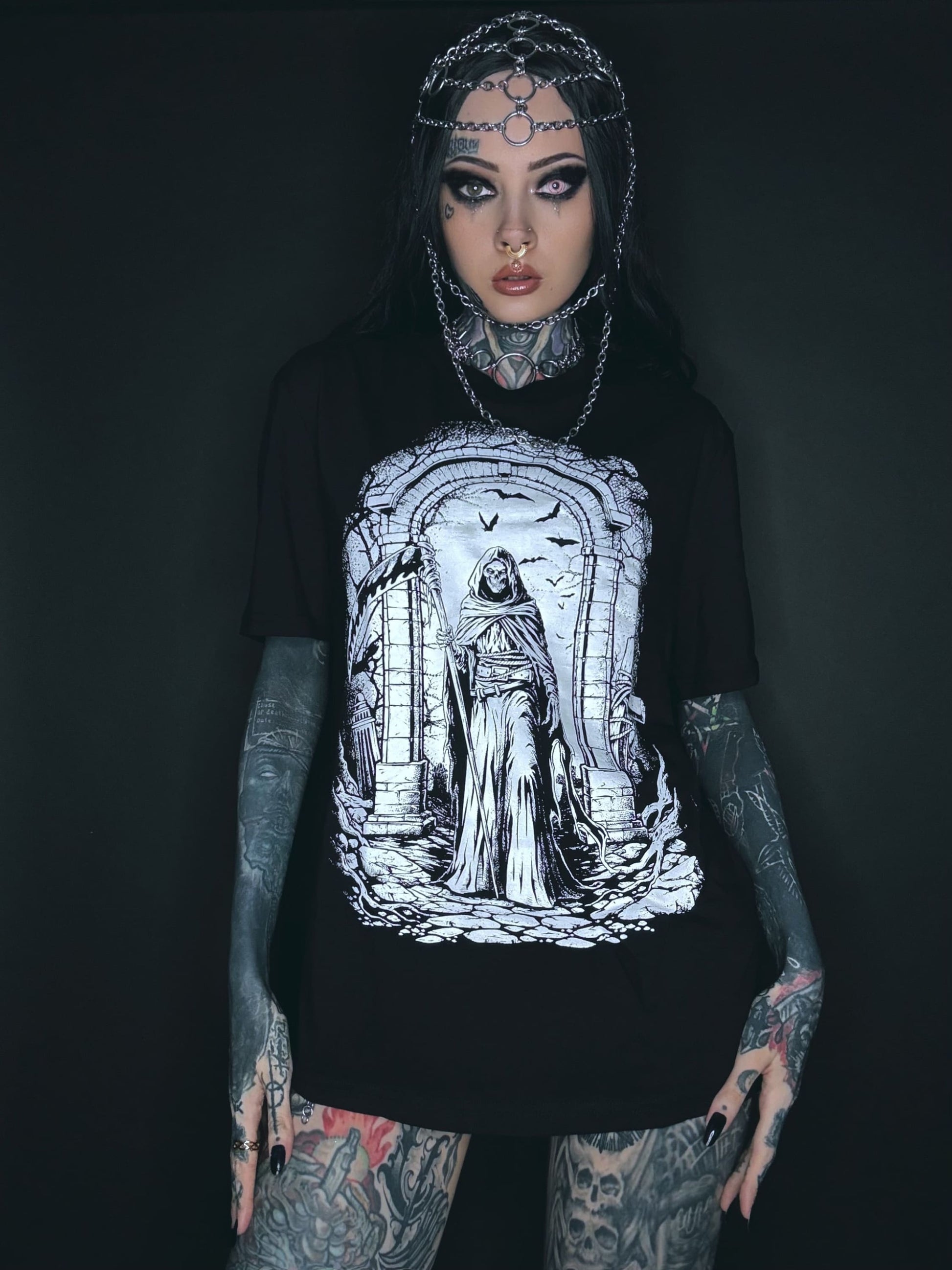 Schwarzes T-Shirt mit einer Gothic-Illustration.