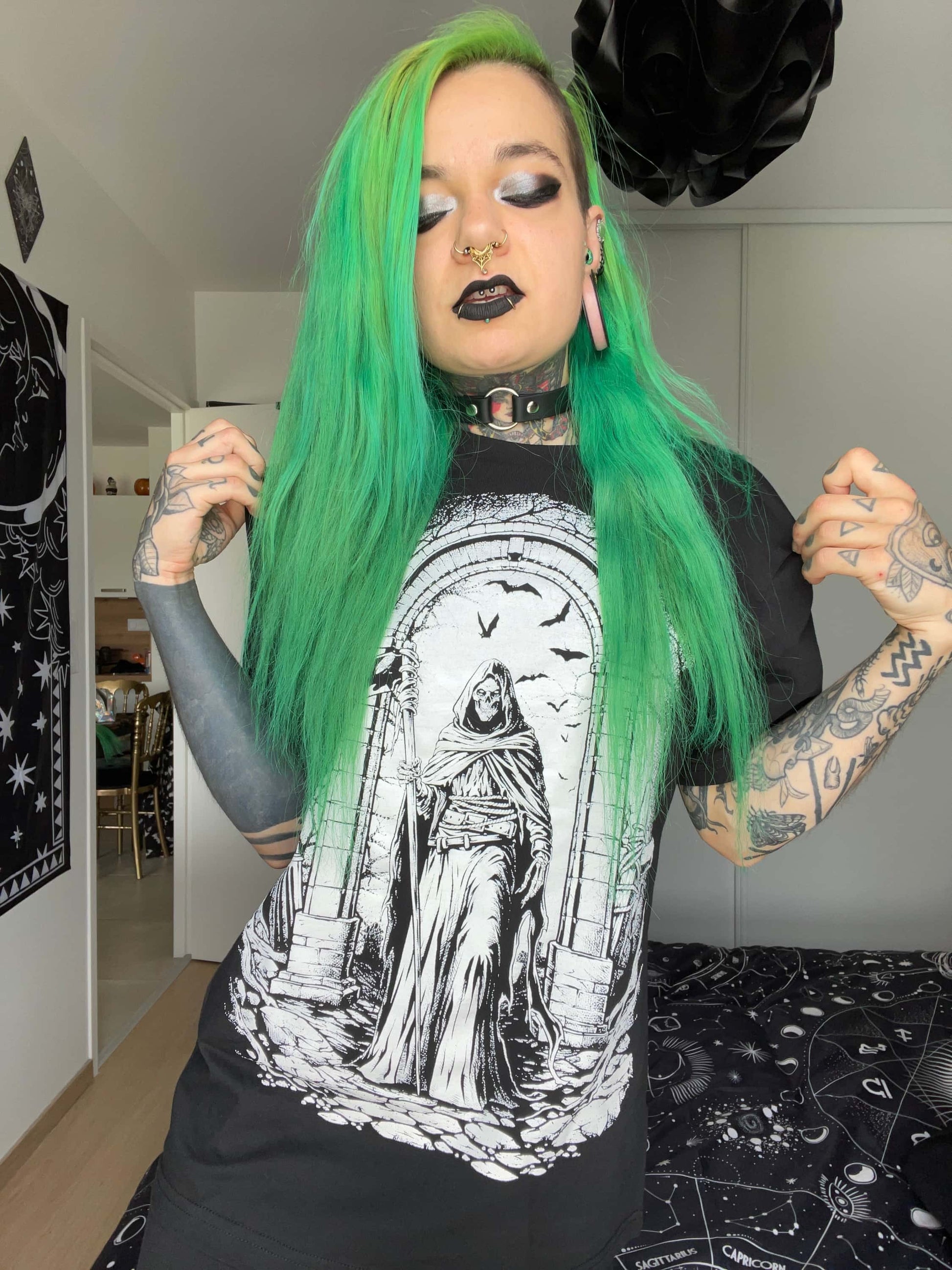 Schwarzes gothic t shirt mit weißem skelettmotiv in einem bogen und fledermäusen für horror fans