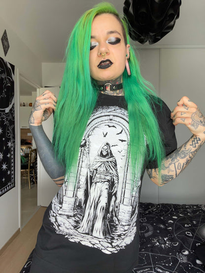 Schwarzes gothic t shirt mit weißem skelettmotiv in einem bogen und fledermäusen für horror fans