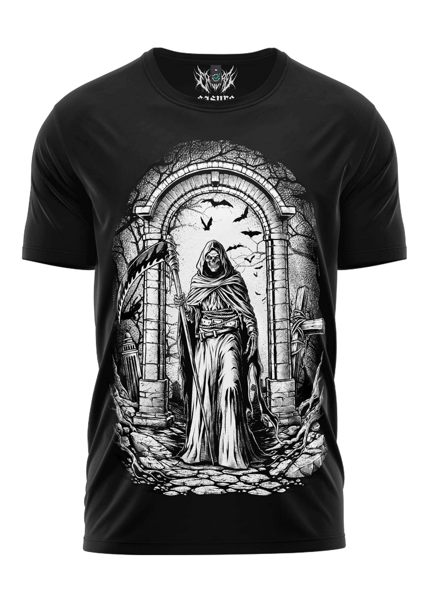 Schwarzes kurzarmshirt mit detailliertem gothic grimm reaper motiv in arched stone doorway mit fliegenden krähen