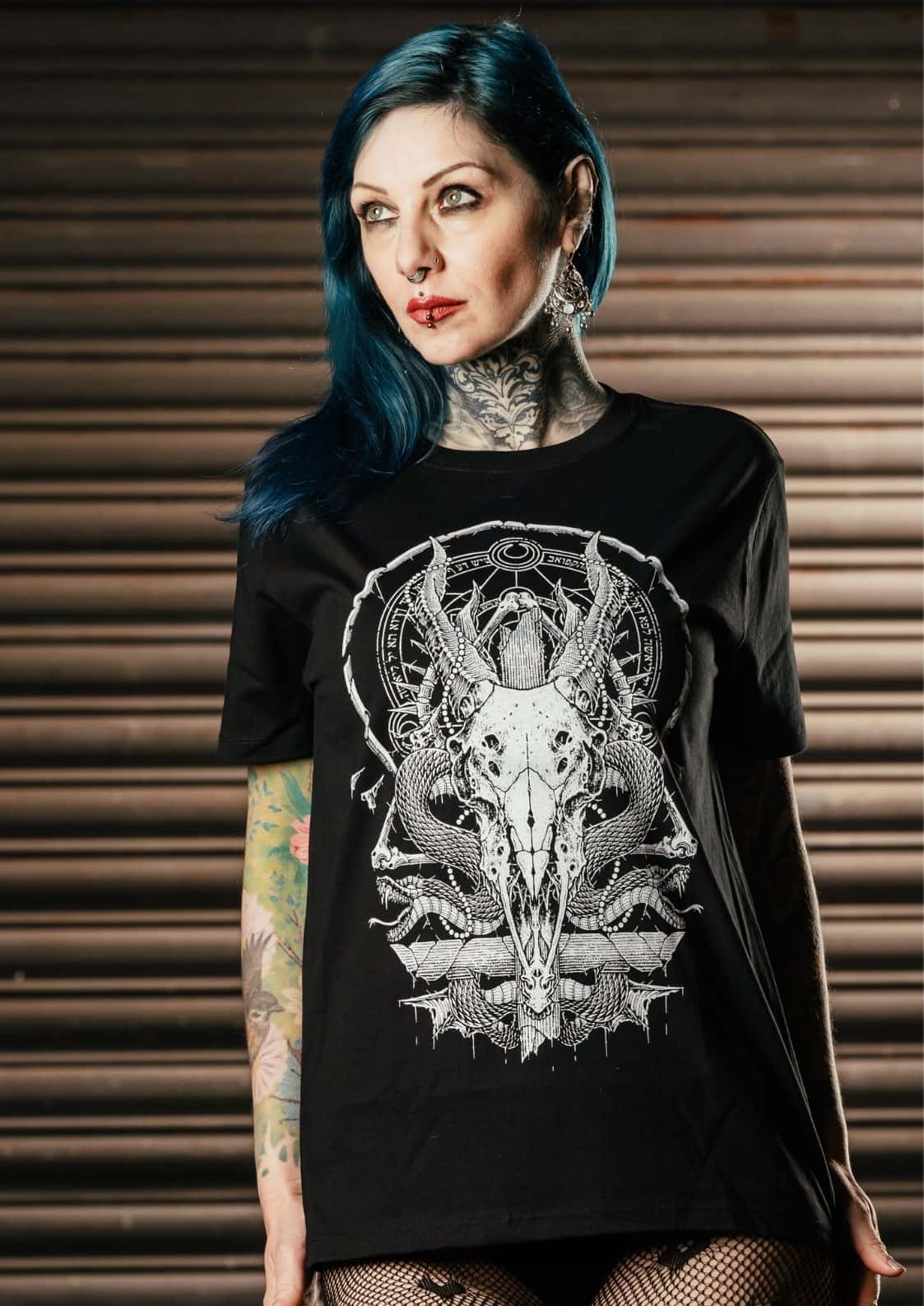 Schwarzes gothic t-shirt the deer mit weißem, detailreichem horror-design eines ziervollen ziegenschädels mit flügeln
