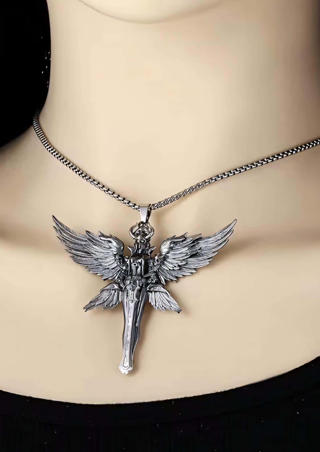 Silberne der demon of death halskette mit filigranen engelsflügelanhänger und strukturierter kette