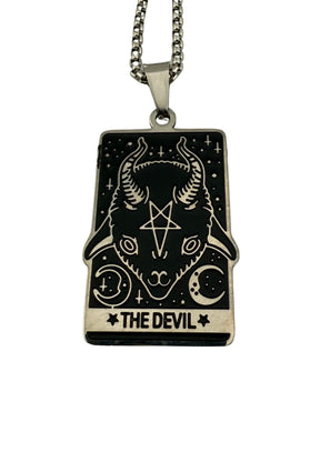 Ein schwarz-weißer Tarotkarten-Anhänger ’Der Teufel’ an einer Silberkette.