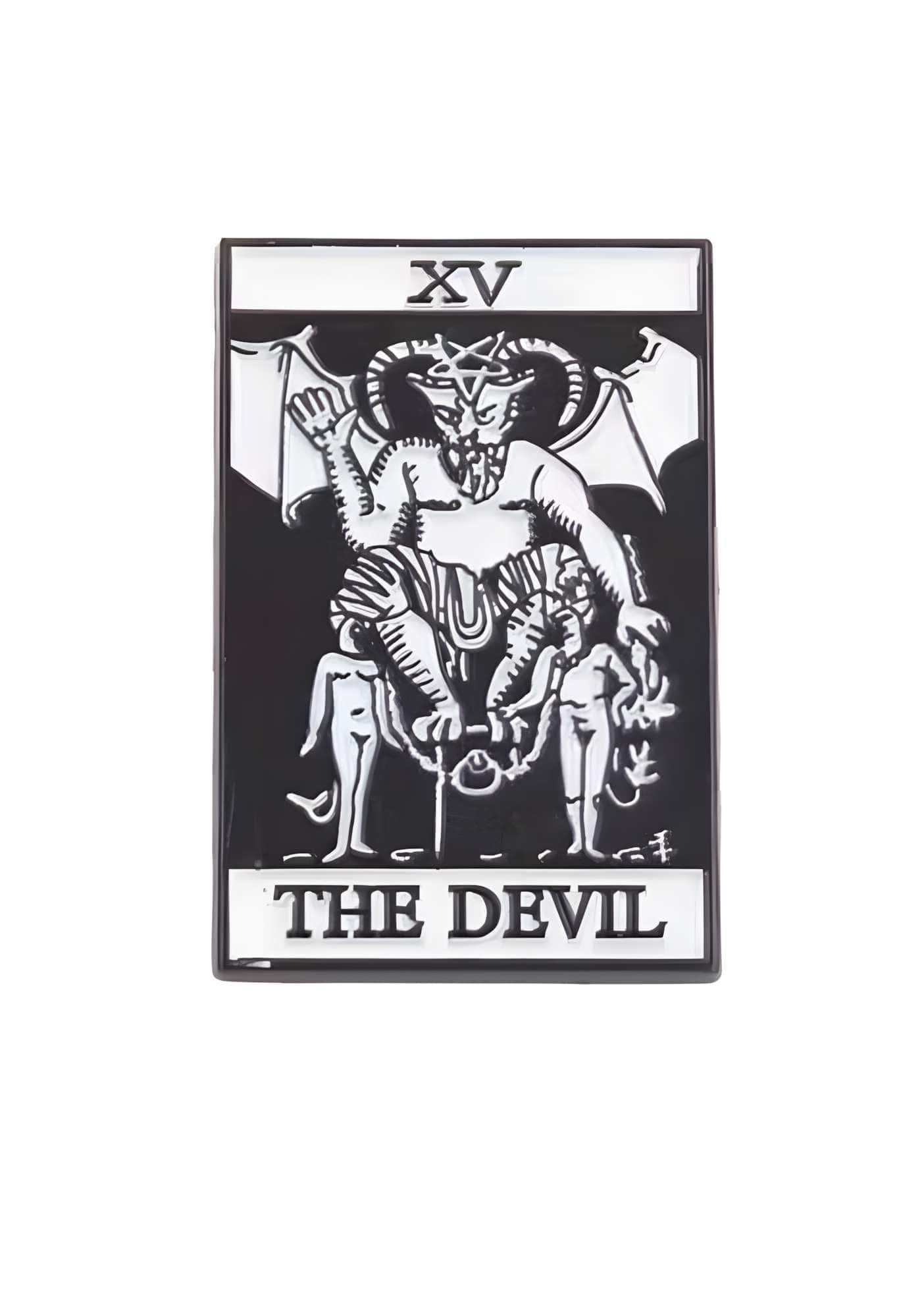 Schwarz-weißer emaillierter pin der teufel tarot karte mit gehörntem wesen und ketten in gothic dark fashion style