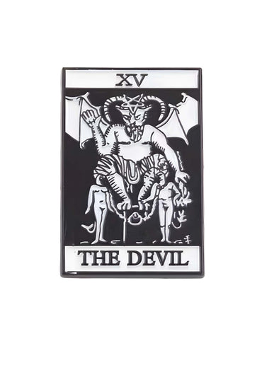 Schwarz-weißer emaillierter pin der teufel tarot karte mit gehörntem wesen und ketten in gothic dark fashion style