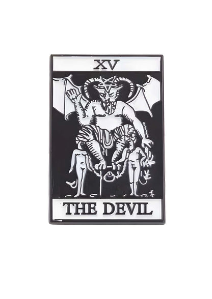 Schwarz-weißer emaillierter pin der teufel tarot karte mit gehörntem wesen und ketten in gothic dark fashion style