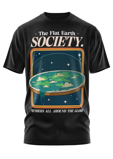 Schwarzes kurzarmshirt mit flat earth society grafik flache weltkarte sterne gothic horror stilelemente