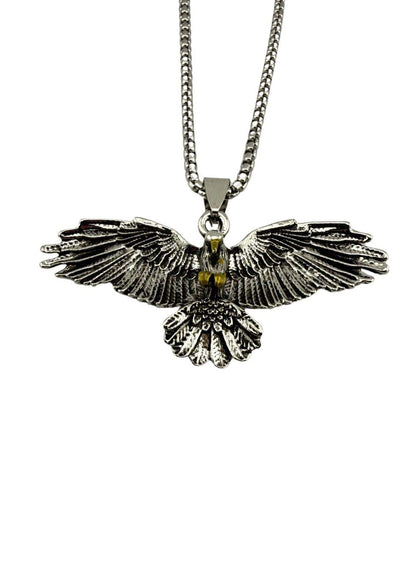 Silberner adleranhänger mit detaillierten federn und metallischer oberfläche für the flying one edelstahl kettenlänge